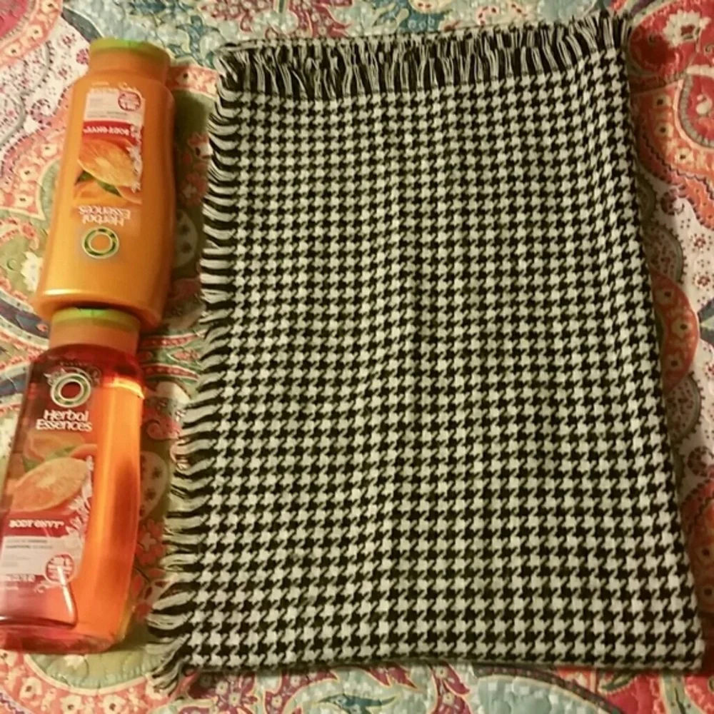 Merona hounds tooth blanket scarf. Gorgeous